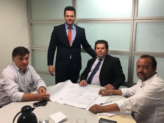 Dr. Cassiano, o prefeito de Umuarama Celso Pozzobom, técnicos e assessores do Ministério da Saúde